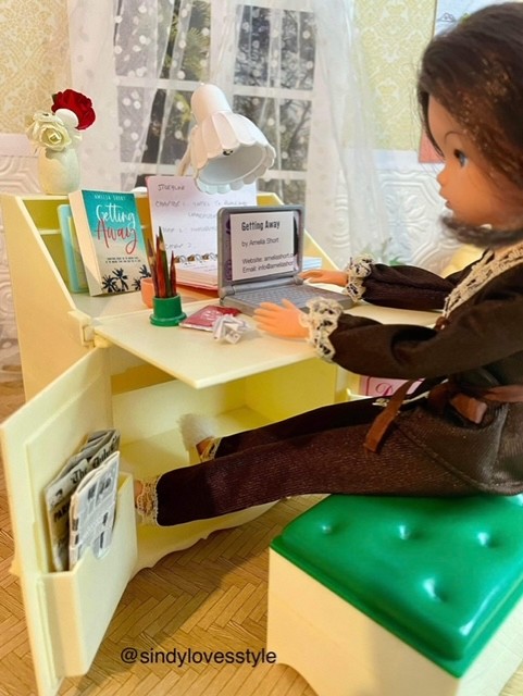 Check out these pictures of Amelia Sindy sitting at her bureau hard at work tapping away on her laptop.